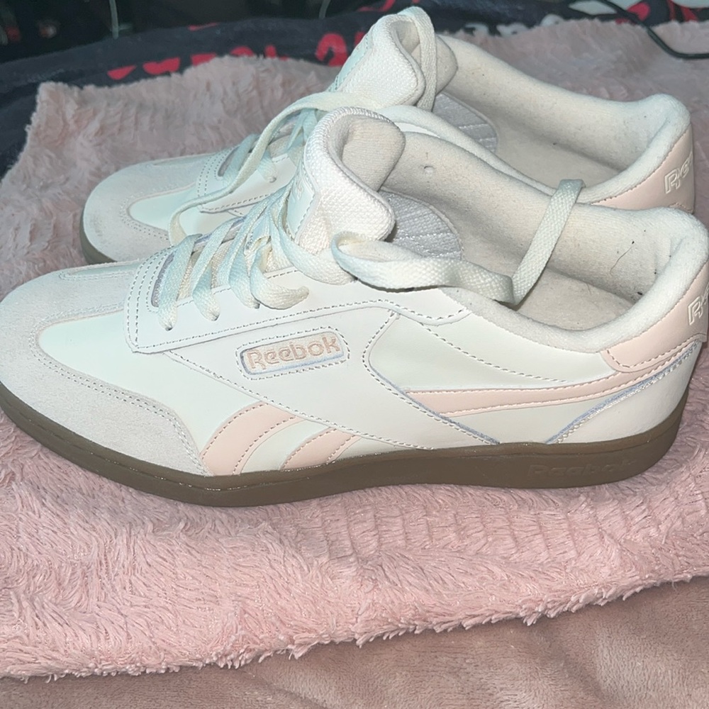Women’s Reebok retro casual sneakers
